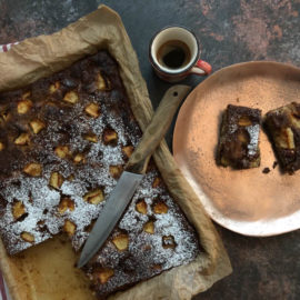 Torta con farina di segale: mele, limoni e pinoli
